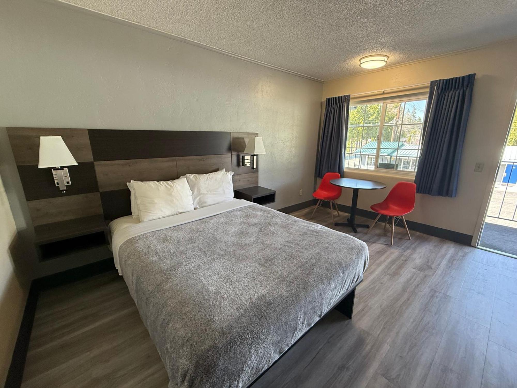 Pine Needles Inn Mount Shasta Esterno foto