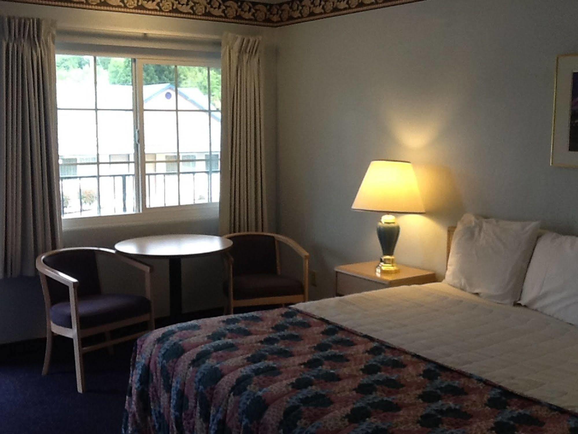 Pine Needles Inn Mount Shasta Esterno foto