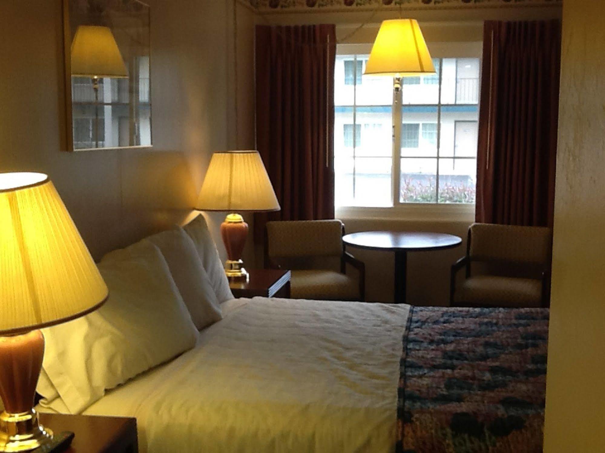 Pine Needles Inn Mount Shasta Esterno foto