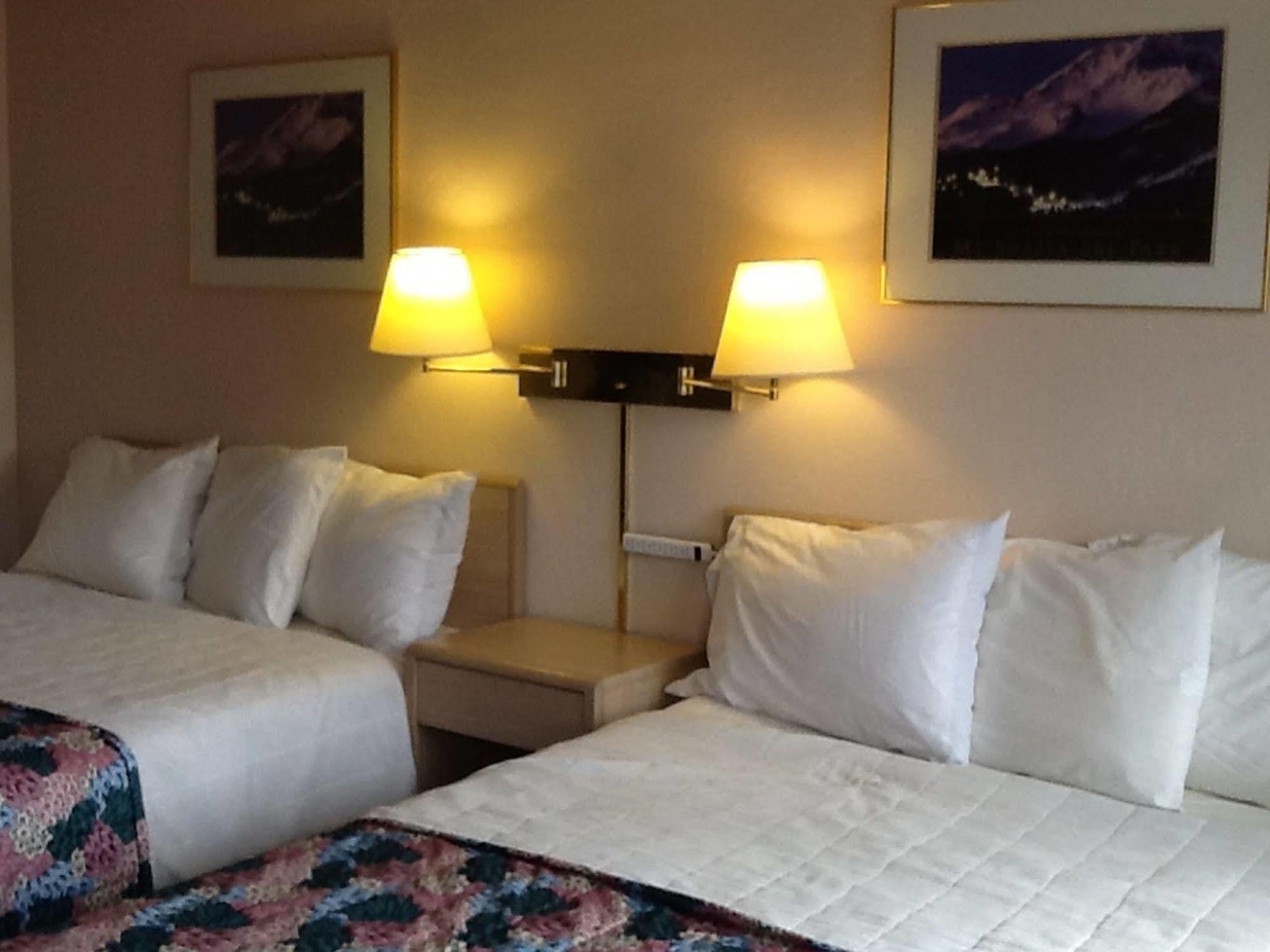 Pine Needles Inn Mount Shasta Esterno foto