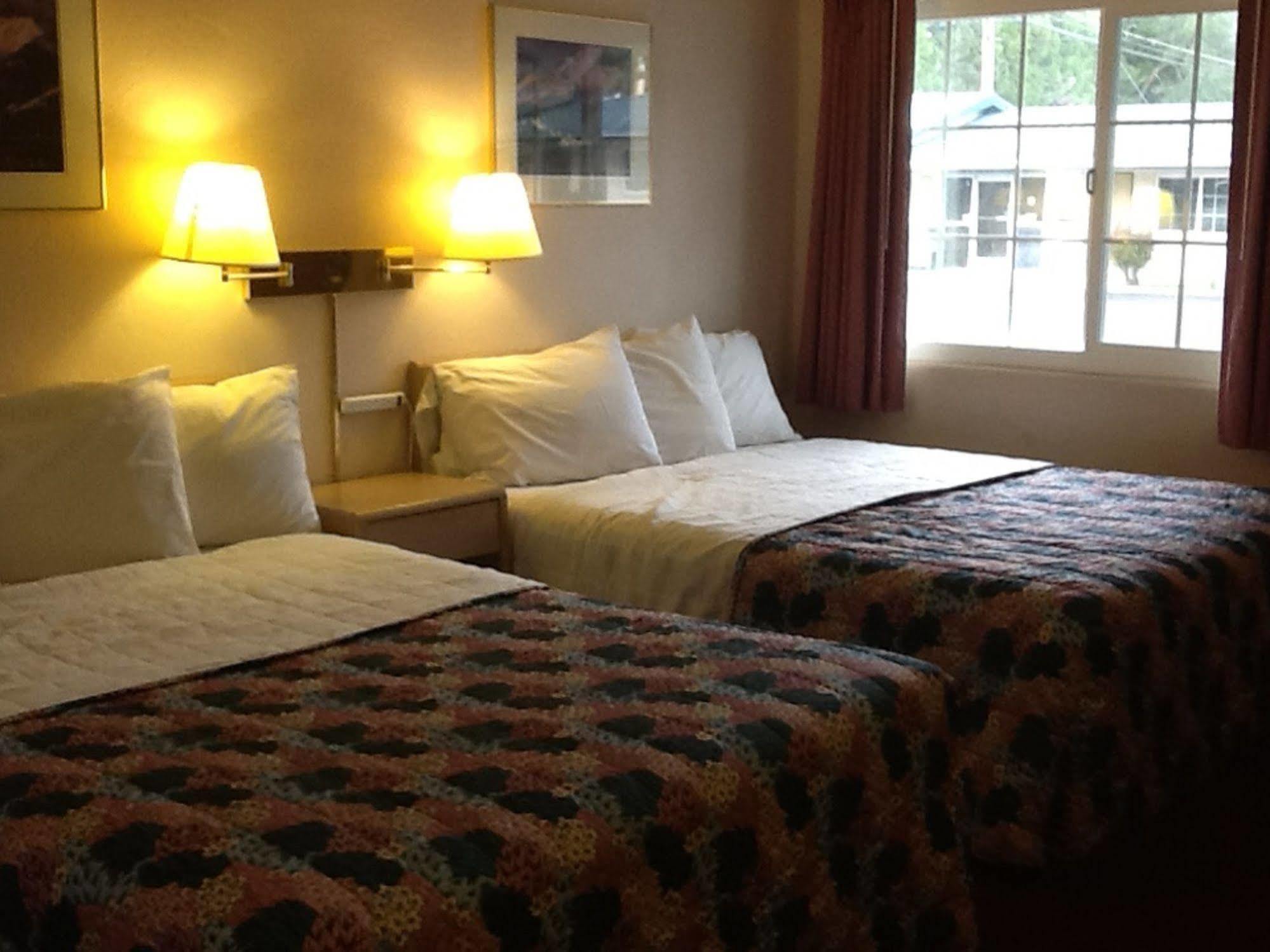 Pine Needles Inn Mount Shasta Esterno foto
